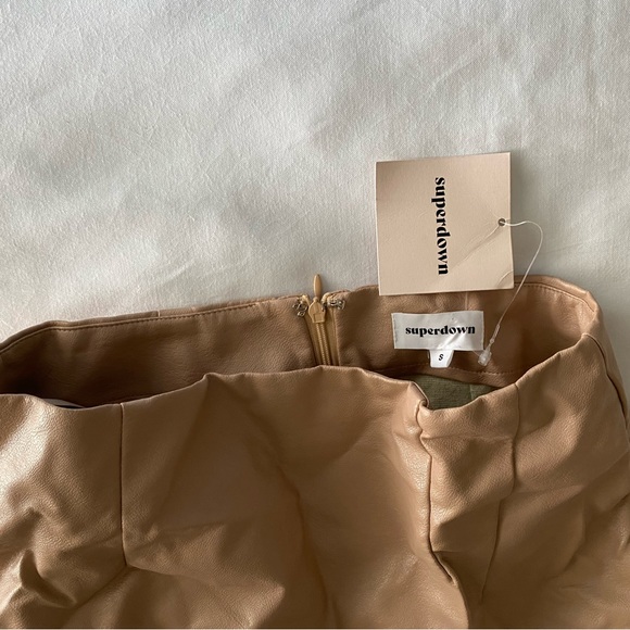 Trinity Faux Leather Skirt in Nude
superdown - Picture 5 of 7